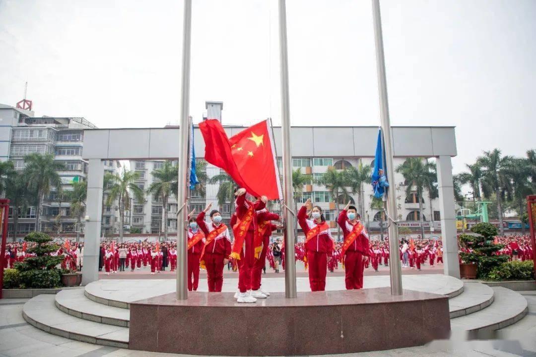 解惑蜗牛,我很胆小怕人,一紧张头会歪向一边一侧肌肉紧张只能用手摸 路上看见成双的女孩子容易紧张会被笑怎么办?问答平台